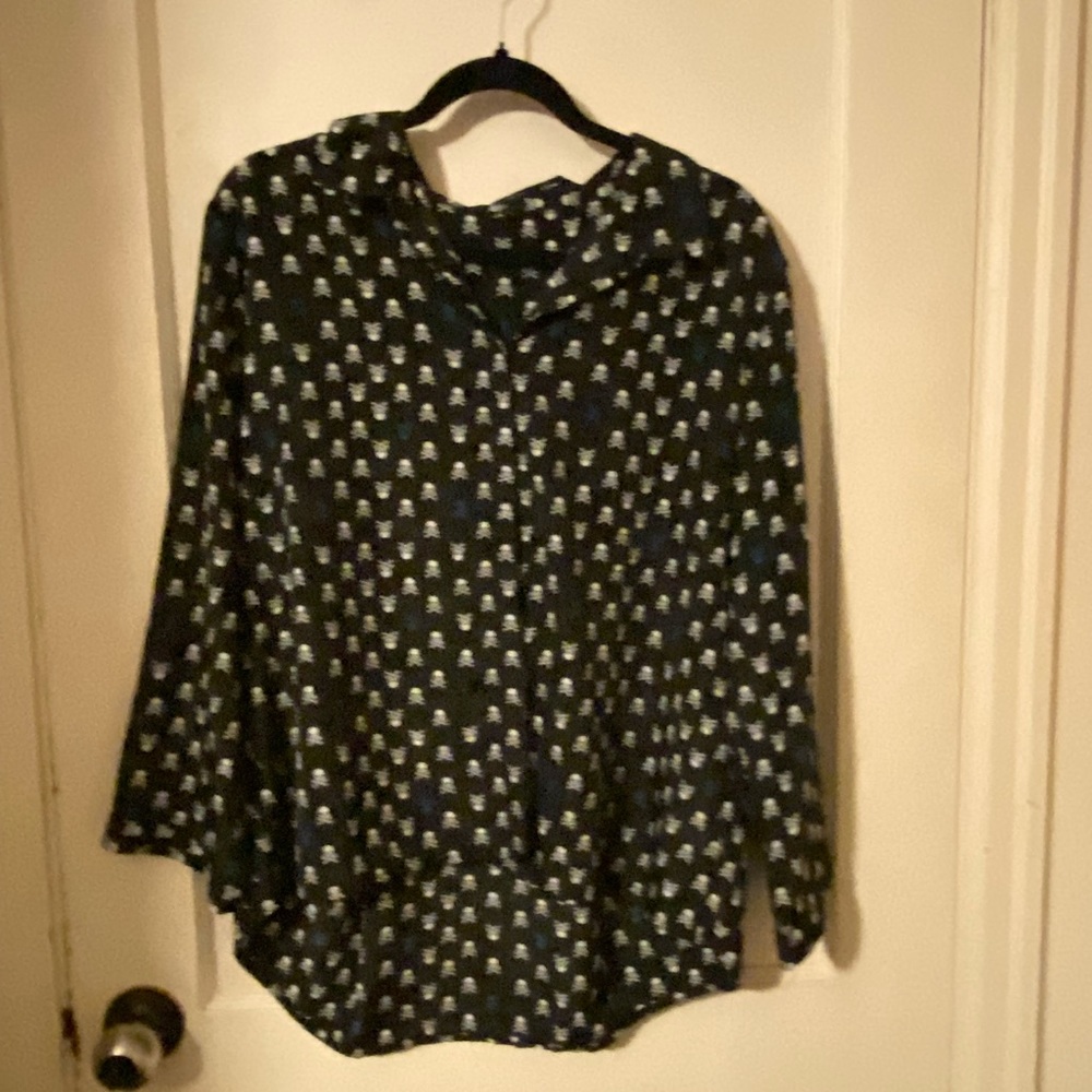 Black women's blouse with white and BLUE skulls. XL Lightweight. Longline back.